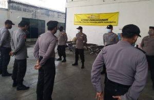 Surabaya, Lenzanasional.com - Polres Pelabuhan Tanjung Perak melaksanakan kunjungan ke Gudang KPU, di Jalan Kalilom Lor Baru, pada hari Selasa (05 Januari 2021), sekitar pukul 08:00 Wib. Berdasarkan data yang diterima Lenzanasional.com, Kunjungan tersebut dalam rangka menjaga barang-barang sisa logistik Pilwali. Selain itu, kunjungan Kapolres Pelabuhan Tanjung Perak, guna melihat kesiapan personil pengganti piket jaga di gudang KPU. Dengan uraian sebagai berikut : Personil piket lama yang sudah melaksanakan tugas dimalam hari akan diganti dengan personil piket baru yang akan melanjutkan tugas pengamanan hingga pukul 20:00 Wib. Dalam wawancaranya, Kapolres Pelabuhan Tanjung Perak AKBP Ganis Setyaningrum, S.Si., M.H., menyampaikan, para personil dalam melaksanakan tugasnya, menjaga gudang KPU. Guna memastikan situasi tetap kondusif. “Agar para personil untuk selalu memantau situasi sekitar, dengan cara, berkeliling secara bergantian di area Gudang KPU,“ pintanya. Menurut Ganis, Hal ini berkaitan dengan barang-barang sisa logistik Pilwali yang berada di dalam gudang KPU. Dikesempatan yang sama, Wakapolres Pelabuhan Tanjung Perak Kompol Anggi Saputra Ibrahim, SH S.I.K MH., juga menjelaskan, pengamanan di gudang KPU akan terus dilakukan sampai jabatan Walikota dan Wakil Walikota Surabaya diputuskan. Untuk itu, Anggi juga menegaskan, selama belum ada putusan dari KPU tentang pemenang Pilwali 2021. Pengamanan logistik di gudang KPU menjadi tanggung jawab kami. “Lantaran, Gudang KPU berada di wilayah hukum Polres Pelabuhan Tanjung Perak,“ ucap Anggi. Untuk diketahui, saat ini penerimaan total logistik Pilwali di gudang KPU sebanyak : 5.243 kotak suara dan 15.601 bilik suara. Dikemukakan, selama pelaksanaan pengamanan dalam keadaan aman dan kondusif. (Red)