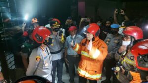 Petugas cleaning service membersihkan air yang masuk membanjiri lantai dasar TP 5, Rabu (13/4)
