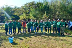 Lewat aksi #Wingspedulilingkungan, Yayasan Wings Peduli berkolaborasi dengan Pemkot Surabaya menggelar aksi tanam 1000 pohon dan bersih-bersih di lingkungan Romokalisari Adventure Land, Surabaya. (Foto: Wingspeduli)