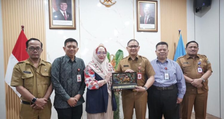 WA_1784632914123 Kadindik Jatim, Aries Agung Paewai (ketiga dari kanan). (Foto: Dindik Jatim)