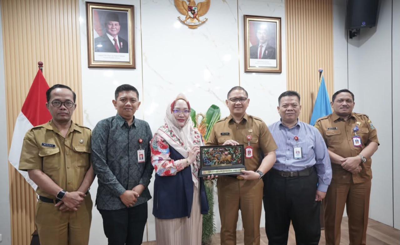 Kadindik Jatim, Aries Agung Paewai (ketiga dari kanan). (Foto: Dindik Jatim)